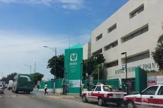 Acusan por falta de camillas en clínica del IMSS en Veracruz; tienen a los enfermos sentados