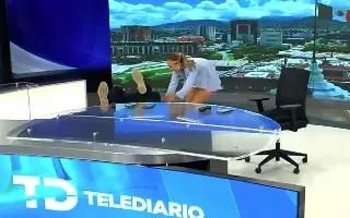 Conductor de noticiero Yari Martínez sufre caída en plena transmisión en vivo (+Video)