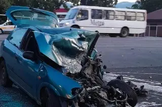 Dos muertos deja choque entre camión de pasajeros y auto