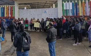Padres de familia toman escuela en Tehuipango, Veracruz; esto exigen 