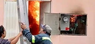 Incendio en palacio administrativo de Poza Rica, evacuan oficinas municipales