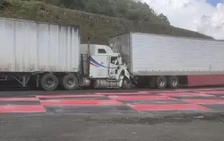 Se registra fuerte choque entre 2 tráileres en autopista de Veracruz; hay un lesionado