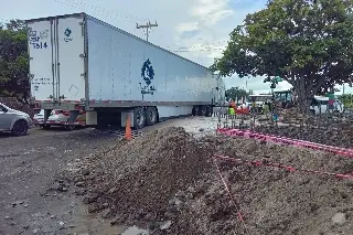 Imagen Caos vial: Se atora trailer en las vías del tren en Veracruz 