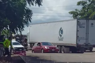 Imagen ¿Qué paso con el trailer varado sobre las vías en Veracruz? 