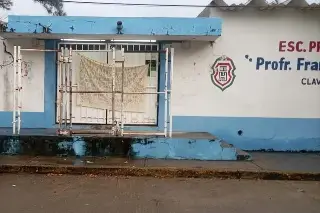 Imagen Dejan manta en entrada de escuela primaria de Coatzacoalcos, Veracruz