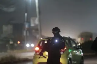 Imagen Hallan camioneta de empresarios desaparecidos tras ataque a base de policía de San Juan Evangelista
