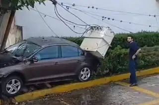 Imagen Choca contra poste y le cae transformador encima, en calles de Córdoba