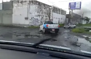 Imagen Urgen reparar avenida de Veracruz llena de baches y alcantarilla en mal estado