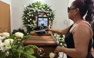 Imagen Entre lágrimas, dan último adiós a elemento de tránsito asesinado al norte de Veracruz 