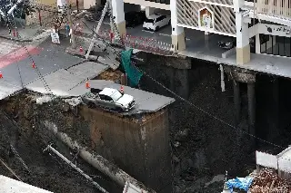 Imagen Enorme socavón sorprende en calles de Tailandia, tiene más de 50 metros de profundidad