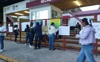 Imagen Padres de familia toman la SEV, exigen reinstalación de docente