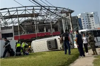 Imagen Camioneta iba a entrar al Hotel Mocambo y la impacta un camión boqueño; ¿qué paso con los pasajeros?