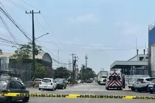 Imagen Cae portón en mal estado a empleada en Ciudad Industrial Veracruz