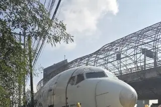 Imagen Reportan avión estacionado sobre lateral de Periférico (+Video)
