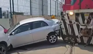 Imagen Tren choca contra autos estacionados en Veracruz, estos fueron los daños