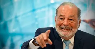 Imagen Carlos Slim firma contrato de 2 mil mdp con Pemex para perforar pozos en Veracruz
