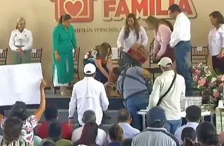 Imagen Madre de familia se tira al piso ante gobernadora de Veracruz; esto le exige (+Video) 