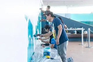 Imagen Locutor de FUSIÓN 90.1 FM pinta mural en el Acuario de Veracruz (+fotos)