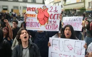 Imagen Así marcharon jóvenes estudiantes en Xalapa para conmemorar matanza de Tlatelolco