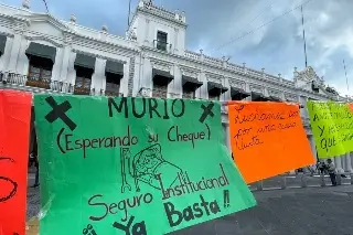 Imagen Jubilados bloquean centro de Xalapa; 'fuimos la burla del exgobernador', acusan 