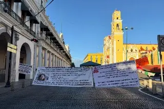 Imagen Continúa bloqueo de jubilados en Xalapa, exigen fecha de pago de seguro institucional