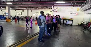 Imagen Hacen fila desde la madrugada para emplacar sus vehículos en Boca del Río 