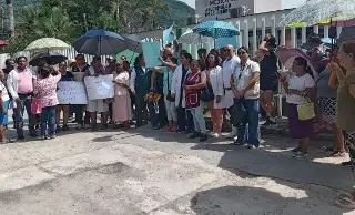 Imagen Ciudadanos protestan afuera de hospital de Jalcomulco, Veracruz; a esto se oponen