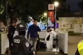 Imagen Se asomó para ver si llegaba el Metro y esto le ocurrió (+Video)