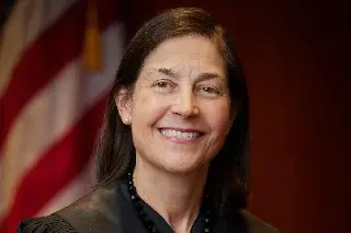 Imagen Jueza nominada por Trump detiene temporalmente el despliegue de tropas en Portland