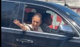 Imagen Claudia Sheinbaum es captada saludando a automovilistas en Veracruz 