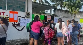Imagen Padres de familia acusan a maestra de maltrato y toman instalaciones, esto responde la maestra