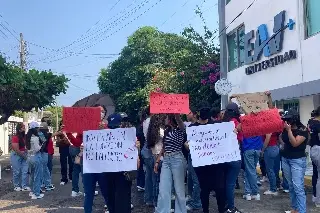Imagen Se manifestaron estudiantes de universidad de aviación en Boca del Río; esto piden
