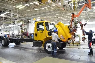 Imagen Anuncia Trump nuevo arancel del 25% para camiones de carga, ¿afecta a México?