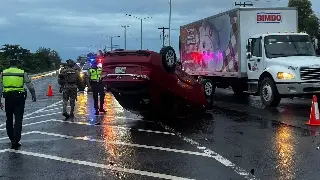 Imagen Carro queda llantas arriba en Veracruz; hay reducción de carriles