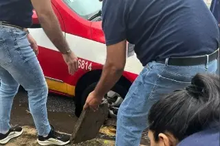 Imagen Auto cae a socavón del centro de Veracruz y esto pasó 
