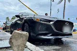Imagen Caen escombros y daña parabrisas de coche en café del malecón de Veracruz 