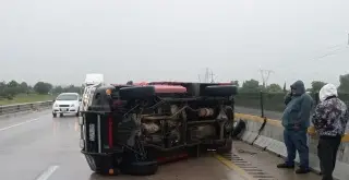 Imagen Se registra aparatosa volcadura de carro en autopista de Veracruz