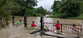 Imagen Evacúan a habitantes de Naranjos ante afectaciones por lluvias