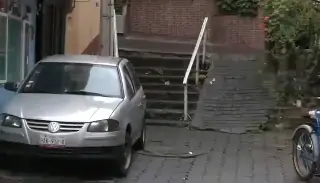 Le piden que quite su taxi de una entrada y en respuesta, los atropella (+Video)