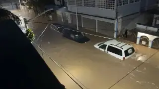 Imagen Claman ayuda para rescatar a adultos mayores atrapados por la inundación en Poza Rica