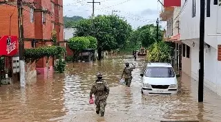 Imagen Rescatan a abuelitos atrapados por la inundación en Poza Rica 