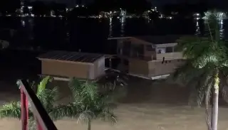 Imagen Captan en video momento en que río se lleva emblemático restaurante flotante (Video)