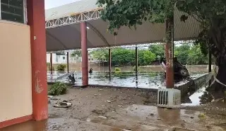 Imagen Autos arrastrados por el río Cazones destruyen secundaria en Poza Rica, Veracruz