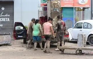 Imagen Familias buscan entre el lodo lo que el agua les arrebató tras inundaciones al norte de Veracruz