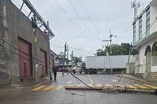 Tráiler tumbó poste en colonia en Boca del Río, piden arreglar cables bajos