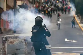 Imagen Con gas lacrimógeno, policía de Ecuador disuelve marcha por el 12 de octubre contra Noboa