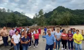 Imagen Piden ayuda aérea docentes varados en Xococapan, Veracruz