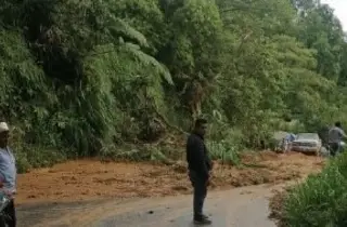 Imagen Ayúdennos a salir: maestras atrapadas con bebé de 2 meses piden ayuda en Texcatepec
