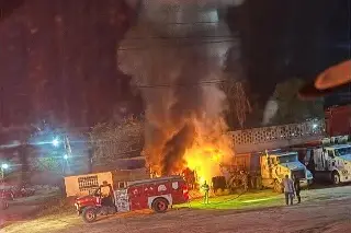 Dos tráilers calcinados tras presunto ataque con bombas molotov, en Acayucan