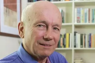 IA ofrece posibilidades asombrosas pero debe regularse por este motivo: ganador del Nobel de Economía